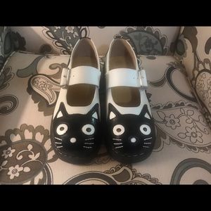 Practically New Black & White Kitty Cat Mary Janes